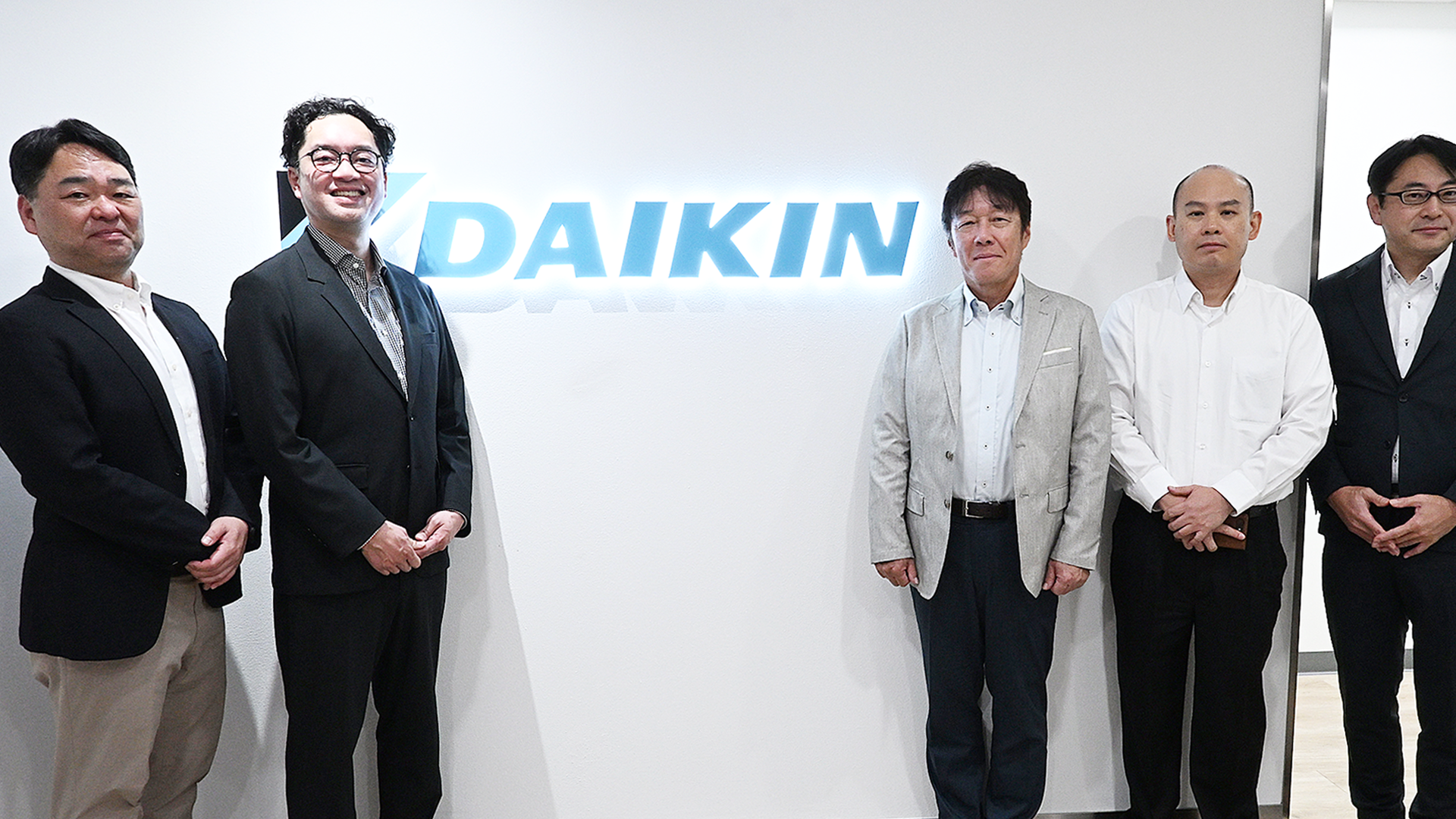 DITとACCESSのプロジェクト関係者の写真